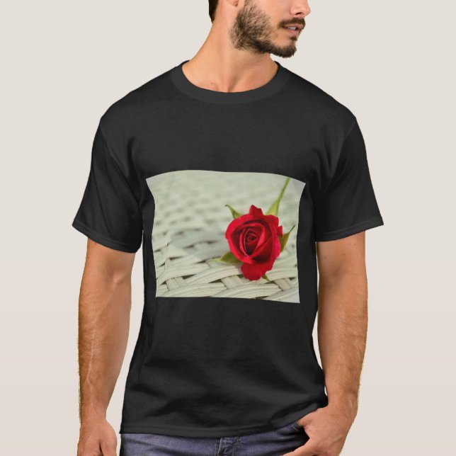 Elegant Rose Floral Graphic T-Shirt (Vorderseite)