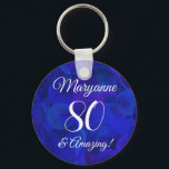 Elegant Royal Blue 80 und Phantastische Geburtstag Schlüsselanhänger<br><div class="desc">Elegant Royal Blue 80 & Phantastisch Birthday Party Schlüsselanhänger Persönlich dieses elegante Royal Blue Schlüsselanhänger mit dem Namen der Person, die einen ganz besonderen Tag in ihrem Leben feiert. Ein 80. Geburtstag ist ein besonderer Meilenstein zum Feiern. Sie können diesen Schlüsselanhänger mit ihrem Namen personalisieren, ein nettes kleines Geschenk für...</div>