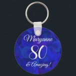 Elegant Royal Blue 80 und Phantastische Geburtstag Schlüsselanhänger<br><div class="desc">Elegant Royal Blue 80 & Phantastisch Birthday Party Schlüsselanhänger Persönlich dieses elegante Royal Blue Schlüsselanhänger mit dem Namen der Person, die einen ganz besonderen Tag in ihrem Leben feiert. Ein 80. Geburtstag ist ein besonderer Meilenstein zum Feiern. Sie können diesen Schlüsselanhänger mit ihrem Namen personalisieren, ein nettes kleines Geschenk für...</div>