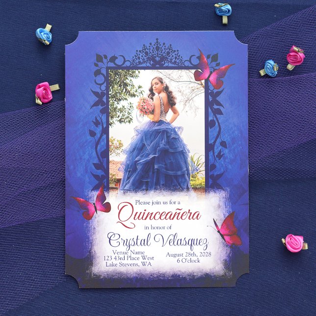 Elegant Royal Blue mit Red Butterflies Quinceanera Einladung (Fancy Royal Blue and Hot Pink Butterflies Quinceanera Invitation with Script Writing Digital Sharing)