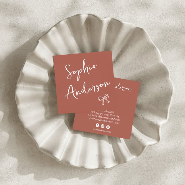 Elegant Rust Terracotta Script with Bow        Quadratische Visitenkarte (Von Creator hochgeladen)