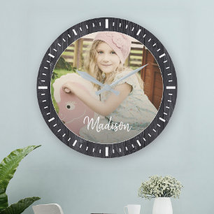 Elegant Rustic Wood Custom Name Photo  Große Wanduhr