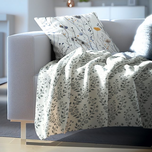 Elegant Sage Cream Minimalist Boho Floral Pattern Fleecedecke (Von Creator hochgeladen)