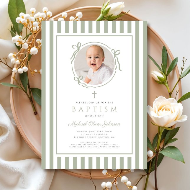 Elegant Sage Green Bow Photo Boy Baptism Einladung (Elegant Sage Green Bow Photo Boy Baptism Invitation)