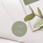 Elegant Sage Green Calligraphy Wedding Runder Aufkleber<br><div class="desc">Elegante weiße Schriftzeichen von Braut- und Ziernamen auf dem silbergrünen Rundaufkleber.</div>