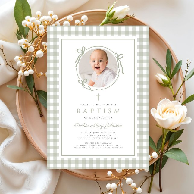 Elegant Sage Green Gingham Bow Photo Girl Baptism Einladung (Elegant Sage Green GIngham Bow Photo Girl Baptism Invitation)