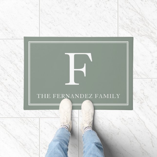Elegant Sage Green Initial Familienname Fußmatte (Indoor)