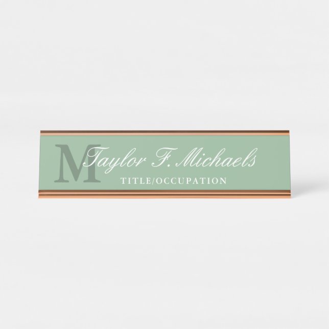 Elegant Sage Green White Monogram & Name Schreibtischnamensplakette (Vorderseite )