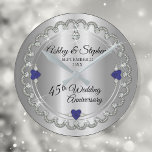 Elegant Sapphire Diamonds 45. Hochzeitstag Runde Wanduhr<br><div class="desc">Opulente Eleganz umrahmt dieses 45-jährige Hochzeitsstipendesign in einem einzigartigen geschmolzenen Diamantendesign mit zentrischem Teardrop-Diamant mit herzförmigen Saphir-Akzenten und Imitaten verleiht Glitzern auf einem silberfarbenen Farbverlauf. Bitte beachten Sie, dass alle Verzierungen bedruckt sind und nur so gedruckt werden, dass sie möglichst real in einem flachen, bedruckten Design erscheinen. Dazu gehören alle...</div>