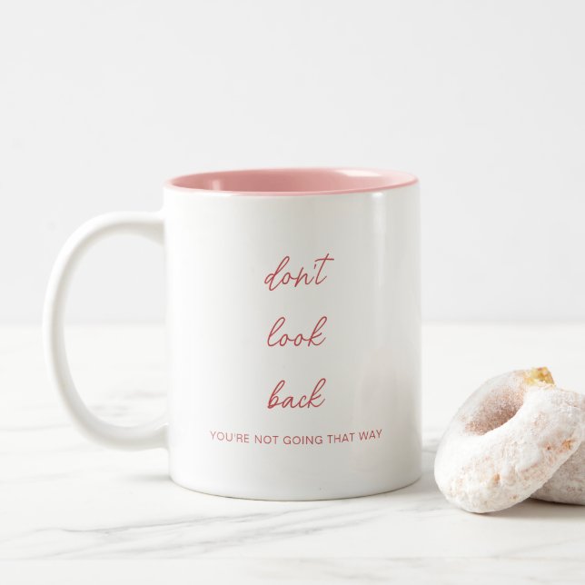 Elegant Script Calligraphy Quote Don't Look Back Zweifarbige Tasse (Mit Donut)