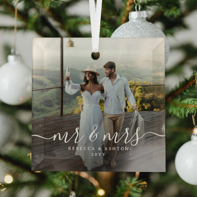 Elegant Script & Custom Newlyweds Photo Christmas Ornament Aus Glas (Von Creator hochgeladen)