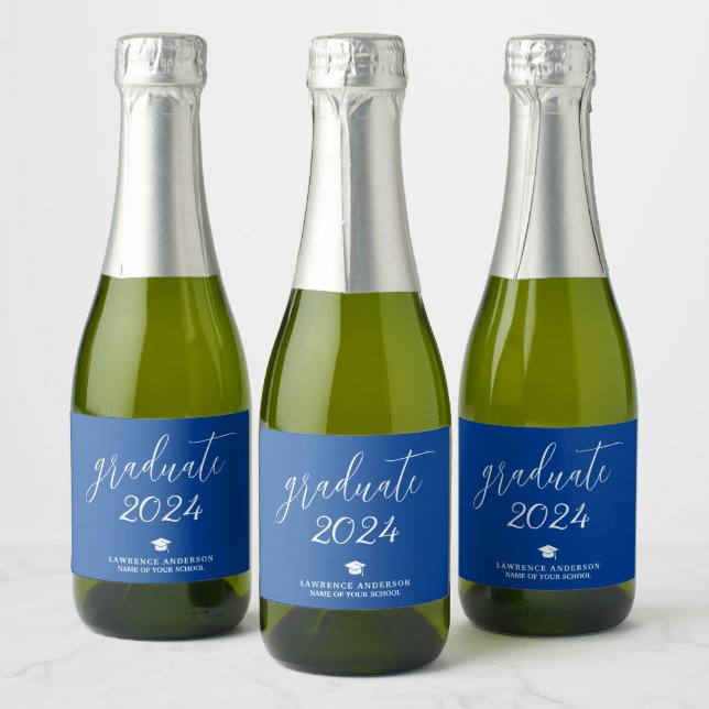 Elegant Script Royal Blue Graduate 2024 Abschluss (Flaschen)