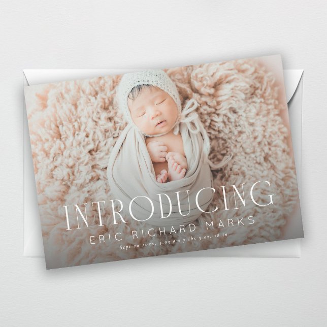 Elegant Serif Introducing Baby Foto Birth Ankündigung (Von Creator hochgeladen)