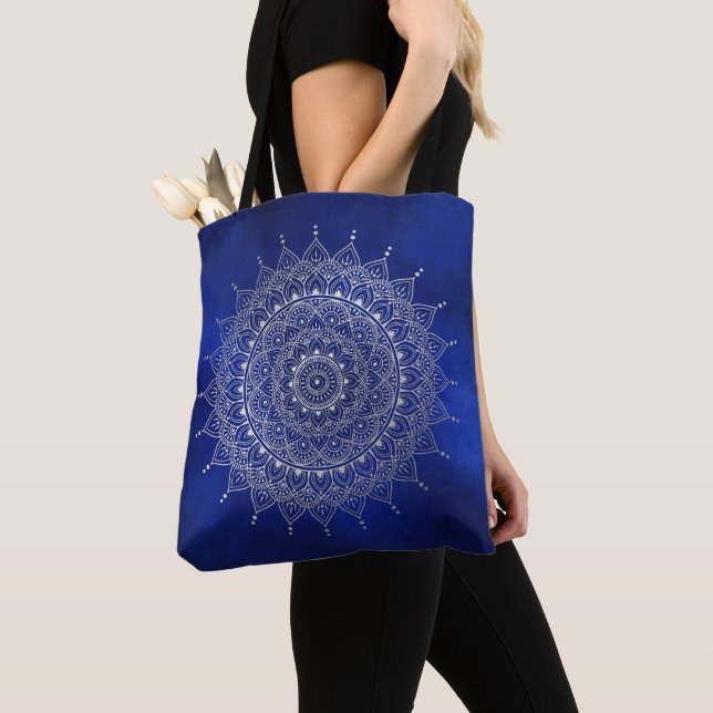 Elegant Silver auf Deep Blue Floral Henna Mandala (Von Nahem)