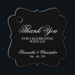 Elegant Simple Chic Black Danke Hochzeit Geschenkanhänger<br><div class="desc">Diese schönen Gefälligkeitsmarken sind einfach,  klassisch,  zeitlos und elegant. Das Design zeichnet sich durch einen schwarzen Hintergrund aus,  mit einem laky weißen Schriftzeichen-Lesen: Danke,  dass Sie mit uns gefeiert haben. Es gibt Platz für die Namen der Paare und das Hochzeitstag.</div>