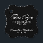 Elegant Simple Chic Black Danke Hochzeit Geschenkanhänger<br><div class="desc">Diese schönen Gefälligkeitsmarken sind einfach,  klassisch,  zeitlos und elegant. Das Design zeichnet sich durch einen schwarzen Hintergrund aus,  mit einem laky weißen Schriftzeichen-Lesen: Danke,  dass Sie mit uns gefeiert haben. Es gibt Platz für die Namen der Paare und das Hochzeitstag.</div>