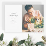 Elegant Simple Christmas | Modernes Minimales Foto Feiertagskarte<br><div class="desc">Eine stilvolle minimale Foto-Urlaubskarte mit klassischer Typografie "Frohe Weihnachten" in Schwarz auf einem schlichten, minimalistisch-weißen Hintergrund und einem weichen Taubengrau auf der Rückseite. Das Foto, der Gruß und der Name können leicht für eine persönliche Touch angepasst werden. Ein einfaches, minimalistisches und zeitgenössisches Weihnachtsdesign, das sich in dieser Urlaubssaison auszeichnet! Das...</div>