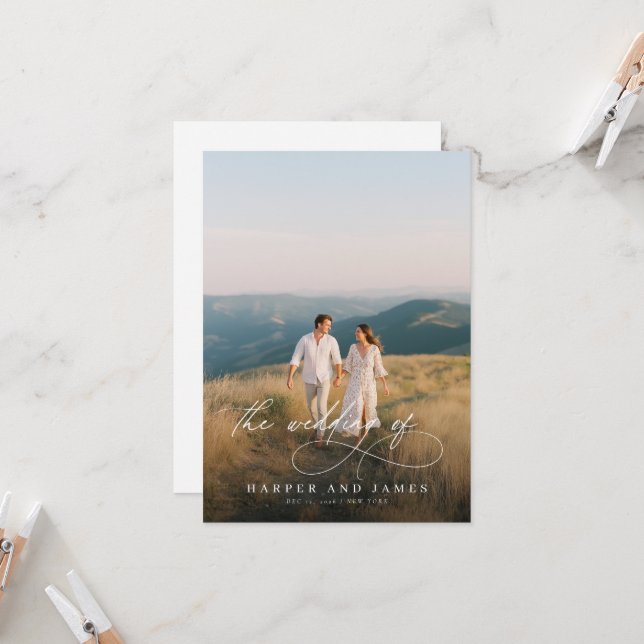 Elegant Simple Script QR Code Budget Photo Wedding Einladung (Vorderseite/Rückseite Beispiel)