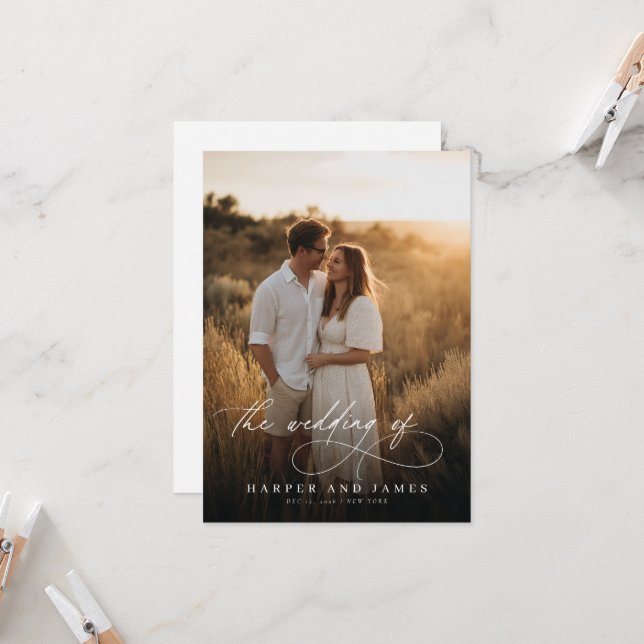 Elegant Simple Script QR Code Photo Budget Wedding Einladung (Vorderseite/Rückseite Beispiel)