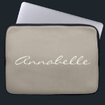 Elegant Taupe Brown Handwriting Script Name Custom Laptopschutzhülle<br><div class="desc">Dieses individuelle Laptop-Gehäuse mit Ihrem Namen in schönen handgeschriebenen Schriftzeichen auf einem stilvollen Taupe Brown-Hintergrund. Tolle Geschenkidee.</div>