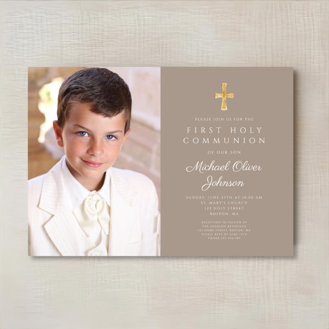 Elegant Taupe Cross Foto Boy First Communation Einladung (Elegant Taupe Cross Photo Boy First Communion Invitation)
