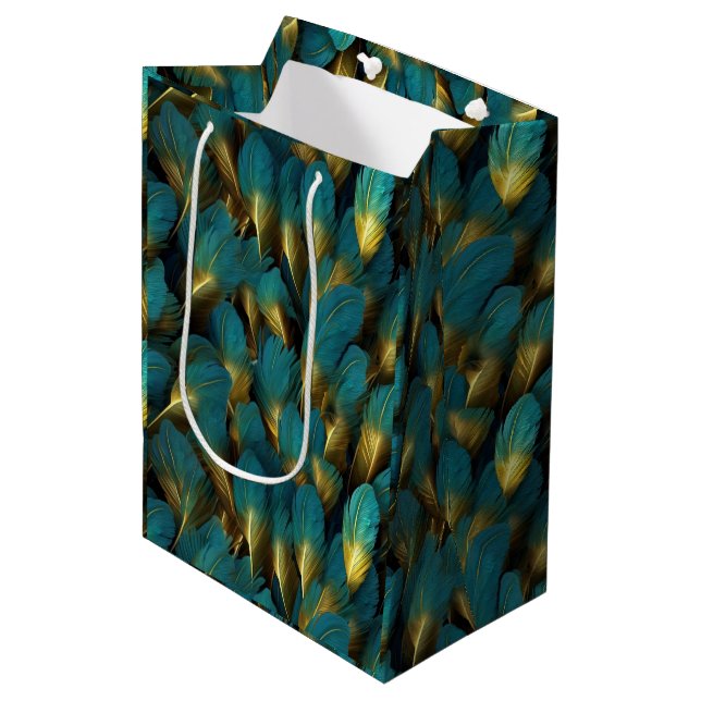 Elegant Teal Gold Feathers Mittlere Geschenktüte (Vorderseite Schrägansicht)