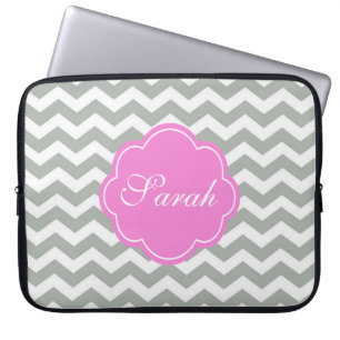 Elegant, trendy, klassisches graues Chevron-Monogr Laptopschutzhülle