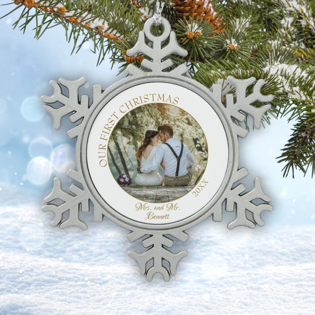 Elegant Unsere ersten Weihnachten als Mrs. & Mr. F Schneeflocken Zinn-Ornament (Von Creator hochgeladen)