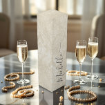 Elegant Vintag Pearl Damask Personalisiert Weinbox<br><div class="desc">Lassen Sie sich von dieser eleganten Weinkiste mit einem Vintagen,  perlenfarbenen Damast-Muster und einem personalisierten Skriptnamen verzaubern. Dieses raffinierte Design ist perfekt für Brautpartys,  Hochzeiten oder besondere Anlässe geeignet und verbindet sich wunderbar mit dem Motto Pearls und Prosecco und verleiht jedem Fest eine Touch zeitloser Eleganz.</div>