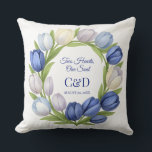 Elegant Watercolor Tulip Wreath Wedding Blue Ivory Kissen<br><div class="desc">Feiern Sie Ihren großen Tag in zeitloser Eleganz mit diesem romantischen Hochzeitsdesign mit einem Aquarellkranz von Tulpen in sanften Farbtönen von königsblau, Lavendel, Elfenbein und Powderblau. Ideal für feierliche Hochzeiten oder für Gartenaufführungen bietet dieses Tulpenthema ein poetisches und raffiniertes Aussehen in Ihrer Schreibwarensaison. Es ist vollständig für Namen, Datum und...</div>