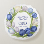 Elegant Watercolor Tulip Wreath Wedding Blue Ivory Rundes Kissen<br><div class="desc">Feiern Sie Ihren großen Tag in zeitloser Eleganz mit diesem romantischen Hochzeitsdesign mit einem Aquarellkranz von Tulpen in sanften Farbtönen von königsblau, Lavendel, Elfenbein und Powderblau. Ideal für feierliche Hochzeiten oder für Gartenaufführungen bietet dieses Tulpenthema ein poetisches und raffiniertes Aussehen in Ihrer Schreibwarensaison. Es ist vollständig für Namen, Datum und...</div>