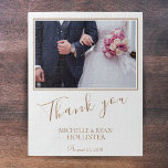 Elegant Wedding Danke Foto Puzzle<br><div class="desc">Ein Gefallen und Genuss von Erinnerungen - Hochzeitspuzzle drucken mit einem maßgeschneiderten Hochzeitsfest-Foto, Braut- und Bräutigam-Namen und Hochzeitsdatum. Ein elegantes und stilvolles Dankeschön-Foto-Puzzle - großartig als ein unvergessliches Geschenk für Ihre Hochzeitsgäste, besonders Ihre Eltern, Schwester, Bruder, Großmutter, Großvater... und nahen Freunde. Vielen Dank " ist in einem modernen, handgeschriebenen Skript-Schriftart....</div>