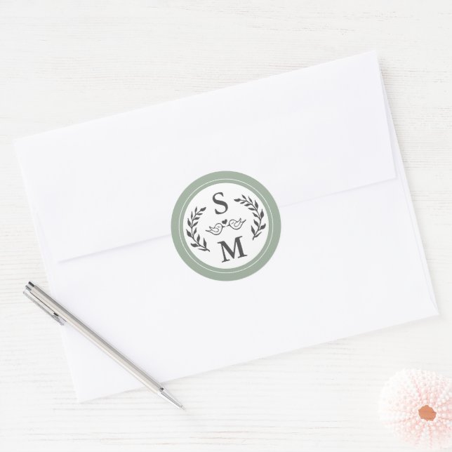 Elegant Wedding Modern Monogram Sage Green Fevor Runder Aufkleber (Umschlag)