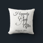 Elegant weiß Mit Monogramm glücklich immer nach Kissen<br><div class="desc">Elegantes Weiß Mit Monogramm glücklich immer nach dem Kissen Throw.</div>