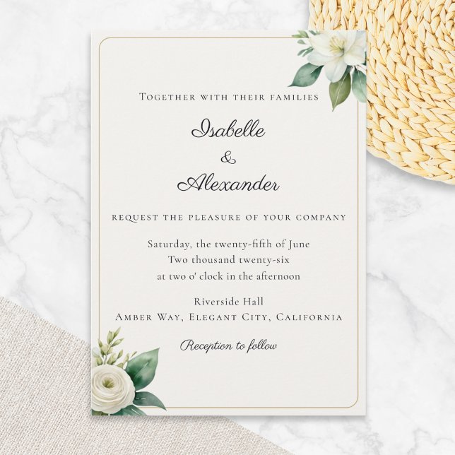 Elegant Weiße Blumen und Grünzeug Faux Gold Einladung (An elegant wedding invitation in classic ivory with custom text and white flowers)