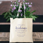 Elegant Welcome Wedding Guest Favors Periwinkle Tragetasche<br><div class="desc">Elegante, klassische Hochzeitsgast-Gast-Gustentasche mit elegantem Design in trendigem Perwinkelblau auf einem transparenten Hintergrund, der das natürliche Material und die Farbe zeigt. Dieses moderne, einfache Design bietet zeitlose, klassische Eleganz. Personalisieren Sie die Namen des Paares und das Veranstaltungsdatum in elegantem Perwinkle Schrift und Schrift. Diese sind eine perfekte Begleitung für jede...</div>