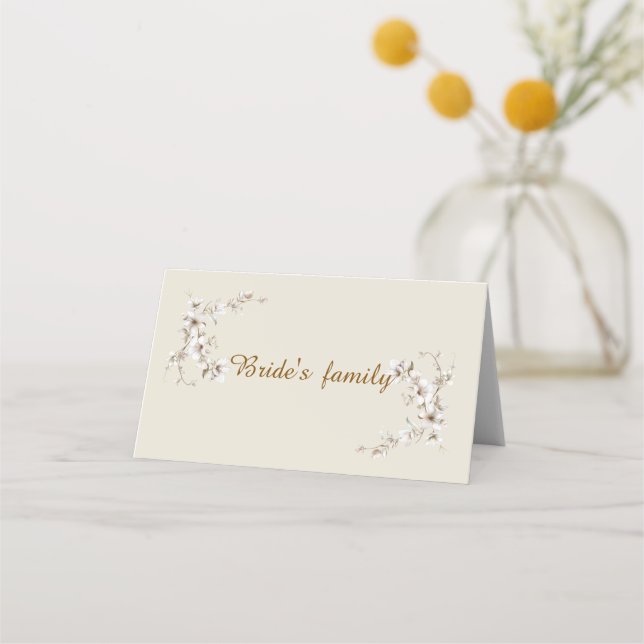 Elegant White Botanical Blossom Ivory Wedding Platzkarte (Vorderseite)