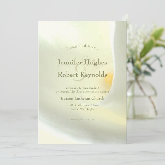 Elegant White Calla Lily Einladung Hochzeit (Stehend Vorderseite)