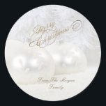 Elegant White Christmas Balls Runder Aufkleber<br><div class="desc">Elegante Weihnachtsbällchen auf weißem Hintergrund.</div>