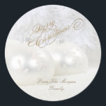 Elegant White Christmas Balls Runder Aufkleber<br><div class="desc">Elegante Weihnachtsbällchen auf weißem Hintergrund.</div>