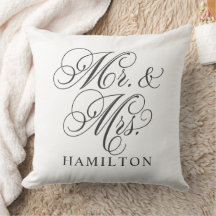 Elegant White Mr. und Mrs. Script Custom Monogram