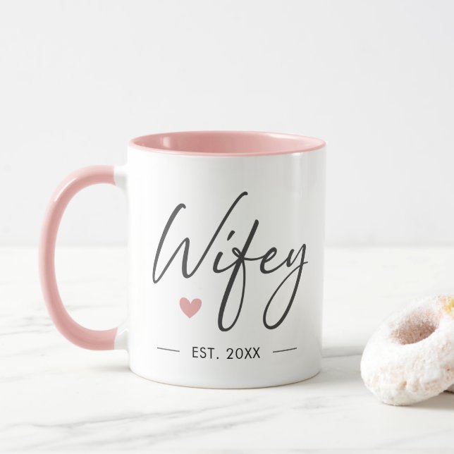 Elegant Wifey Moderne Typografie Ehefrau Mrs. Hers Tasse (Mit Donut)
