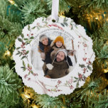 Elegant Winter Berry Frohe Weihnachts Foto Wreath Ornament Karte<br><div class="desc">Herzlich willkommen in der Weihnachtszeit mit dieser schönen Eleganten Winter Berry Frory Weihnachten Foto Wreath Ornament Card! Sie können sich als Geschenktag sowie als Weihnachtskarten-Ornament für Ihre Lieben Weihnachtsbaum. Mit atemberaubender Aquarellfarbe im Winter botanische Vegetation und roten Beeren, die einen Bio festlichen Kranz schmücken, verleiht dieser natürliche Zweigkranz Ihrer Karte...</div>