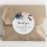 Elegant Winter floral Danke Gastgeschenk Hochzeit Runder Aufkleber<br><div class="desc">Dieses elegante Winterblumengeschenk an die Gastgeschenk Hochzeit klassischer Rundaufkleber ist perfekt für eine moderne Hochzeit. Das Design ist in dunkelblau, blau, blau, navy, rosa, rot, goldgelb und grün, Blume gehalten und in eleganten Bouquets untergebracht. Machen Sie den Aufkleber mit Ihren eigenen Namen, der Veranstaltung (falls zutreffend) und dem Datum versehen....</div>