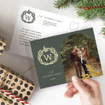 Elegant Winter Garland Monogram Wreath Arch Photo Folien Feiertagspostkarte<br><div class="desc">Embrace the joy this holiday season with our winter garland wreath monogram crest Christmas photo foil holiday Postcard. Our personalized postcard features our winter garland monogram wreath design with your photo in an arch-shaped frame. Customize with family signature and monogram. Spread the love and cheer this winter with these stunning...</div>