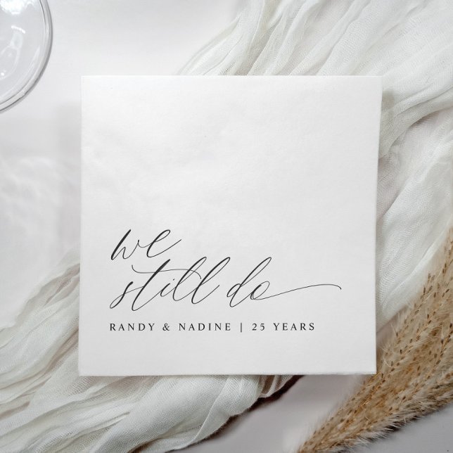 Elegant Wir machen immer noch Hochzeitstag Serviette (Elegant wedding anniversary napkins - we still do - in a modern romantic calligraphy script.)