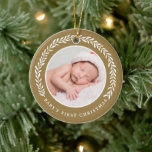 Elegant Wreath Baby's First Christmas | FOTO Keramik Ornament<br><div class="desc">Mit diesem stilvollen Foto-Ornament kreieren Sie einen besonderen Sake für das erste Weihnachtsfest des Babys! Es ist mit einem hübschen Lorbeer-Kranz in Weiß umgeben,  der die kreisförmige Fotoplatte umgibt. Auf der Rückseite sind Vorlagen für den Namen des Babys und das Jahr enthalten.</div>
