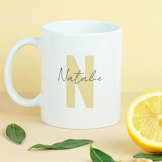 Elegant Yellow Initial Letter Simple Monogram Name Kaffeetasse (Von Creator hochgeladen)