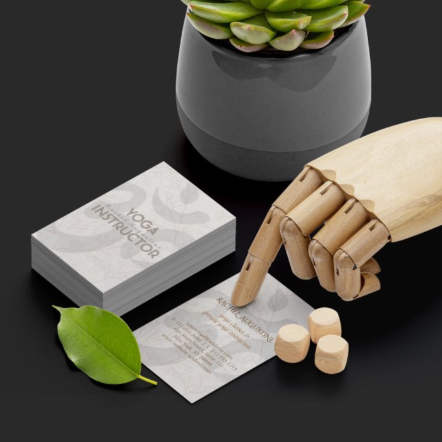 Elegant Yoga Instructor Om Symbol White Floral Visitenkarte (Von Creator hochgeladen)