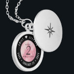 Elegante 2. Rose Quartz Hochzeitstag Medaillon<br><div class="desc">Gedenken Sie den 2. Hochzeitstag mit diesem eleganten Schloss! Elegante Schwarz-Weiß-Schriften mit sechseckigen Konfetti auf einem reichen rosa Hintergrund verleihen diesem besondere Anlass und Meilenstein eine unvergessliche Touch. Passen Sie sich die Namen der glücklichen Ehepaare an und die Termine für ihre Rose Quarzjubiläum. Design © W.H. Sim, Alle Rechte vorbehalten....</div>